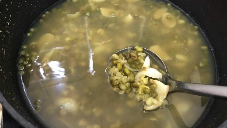夏日解暑佳品-鲜百合绿豆汤,搅拌一下，盖上锅盖，继续小火煮5分钟