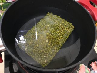 夏日解暑佳品-鲜百合绿豆汤,将绿豆冰块放入锅内，加入适量清水