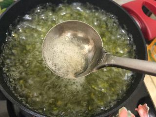 夏日解暑佳品-鲜百合绿豆汤,撇去浮沫