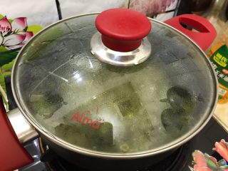 夏日解暑佳品-鲜百合绿豆汤,盖上锅盖，转小火，煮25分钟