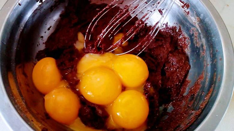 少女系生日蛋糕,将蛋黄倒入面糊盆中，同样画Z字，将蛋黄跟面糊混合均匀。