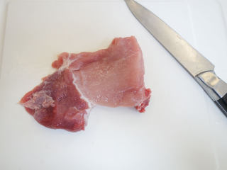 6个月以上辅食猪肉米糊做法,	猪肉洗净切切掉筋膜备用
