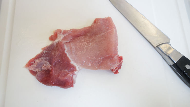 6个月以上辅食猪肉米糊做法,	猪肉洗净切切掉筋膜备用