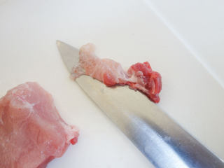 6个月以上辅食猪肉米糊做法,垂直纹路的方向切片，把纤维切短一点后面好打泥