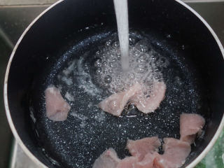 6个月以上辅食猪肉米糊做法,	肉加入冷水