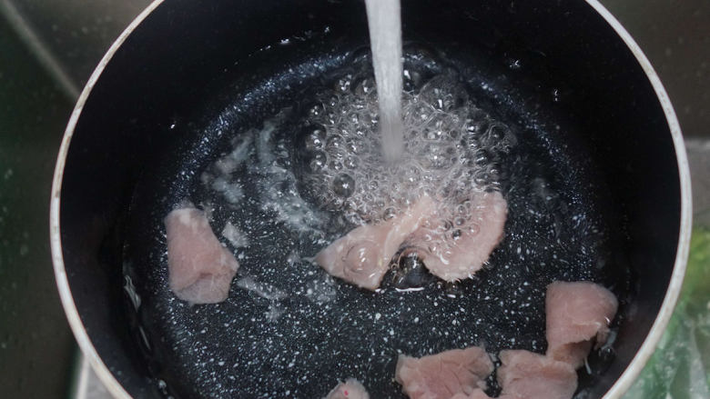 6个月以上辅食猪肉米糊做法,	肉加入冷水
