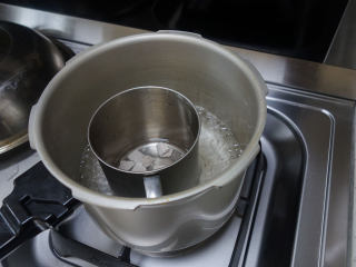 6个月以上辅食猪肉米糊做法,放在高压锅也放一些水，隔水用高压锅上汽后中小火炖20-30分钟 将肉炖烂