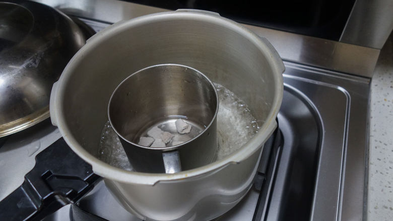 6个月以上辅食猪肉米糊做法,放在高压锅也放一些水，隔水用高压锅上汽后中小火炖20-30分钟 将肉炖烂
