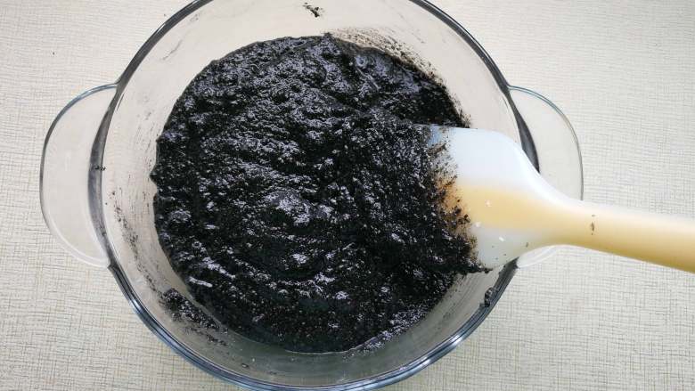 萌萌猪流沙汤圆,化开的黄油油倒入装有黑芝麻粉和白糖的碗中搅拌均匀。放冰箱冷冻一会便于揉成团。