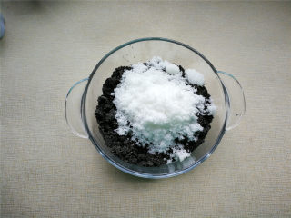 萌萌猪流沙汤圆,打碎的黑芝麻粉，倒入白糖。