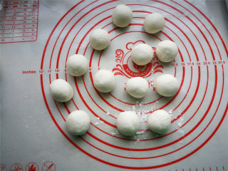 萌萌猪流沙汤圆,白色糯米团分成每个20g左右并揉圆。
