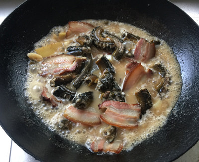 腊味焖黄鳝,加开水、调料，小火焖10分钟