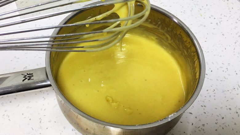 10寸香蕉泥蛋糕,继续搅拌均匀，蛋黄糊浓稠细腻，可以滴落流动的状态