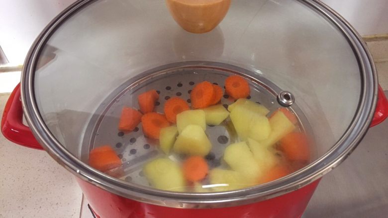 宝宝辅食10M➕：胡萝卜土豆浓汤,烧水，将土豆和胡萝卜蒸熟
