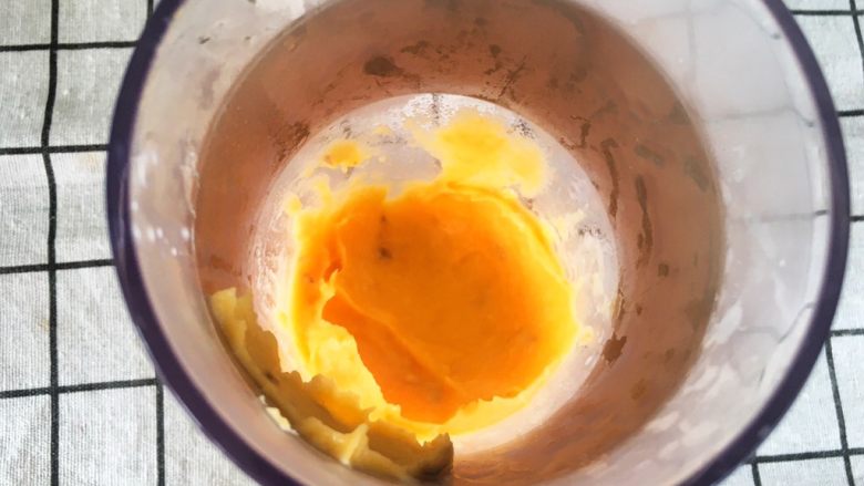 宝宝辅食10M➕：胡萝卜土豆浓汤,加入少许牛奶，用料理棒搅打成糊