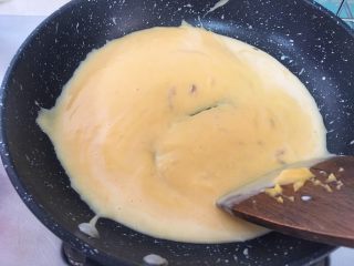 宝宝辅食10M➕：胡萝卜土豆浓汤,打好的糊糊加适当牛奶调节稠度，倒入锅中加热，小火煮开