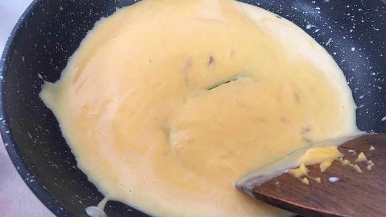 宝宝辅食10M➕：胡萝卜土豆浓汤,打好的糊糊加适当牛奶调节稠度，倒入锅中加热，小火煮开
