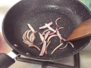 宝宝辅食10M➕：胡萝卜土豆浓汤,锅里刷一层油，将洋葱丝煸炒至断生