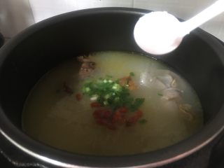 糯米鸡汤,趁汤还在电压锅里沸腾时，加入枸杞、香葱、盐等调料，搅拌均匀即可食用。