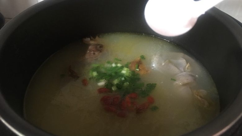糯米鸡汤,趁汤还在电压锅里沸腾时，加入枸杞、<a style='color:red;display:inline-block;' href='/shicai/ 3232'>香葱</a>、盐等调料，搅拌均匀即可食用。
