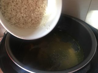 糯米鸡汤,将糯米淘洗干净放入鸡汤里，按下煮饭键，煮沸后设置5分钟后断电后焖一下即可。