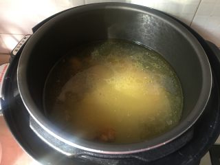 糯米鸡汤,加入糯米后的鸡汤变得浓稠，油而不腻，清香扑鼻。