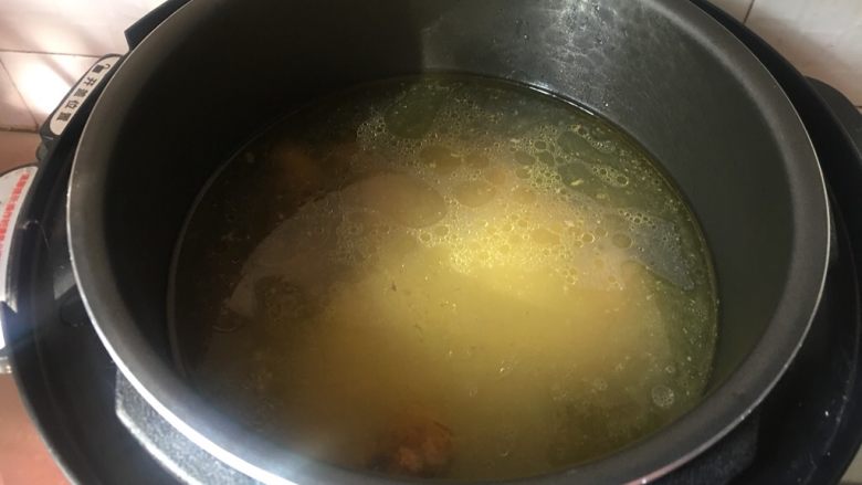 糯米鸡汤,加入糯米后的鸡汤变得浓稠，油而不腻，清香扑鼻。