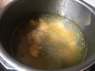 糯米鸡汤,电压锅设置鸡汤标准功能键，跳闸断电后再焖10分钟即可，煲熟的鸡汤满屋飘香、汤面有着厚厚一层油。