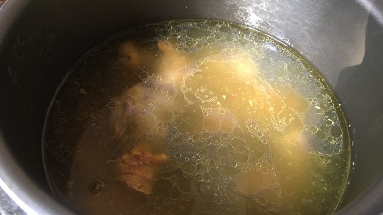 糯米鸡汤,电压锅设置鸡汤标准功能键，跳闸断电后再焖10分钟即可，煲熟的鸡汤满屋飘香、汤面有着厚厚一层油。