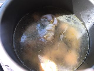 糯米鸡汤,焯水后的鸡块放入电压锅，一次性加入胡椒、花椒、生姜块等调料。重新加入清水，这里的清水要充足一点，要保证加入糯米有足够水分，能熬成汤汁。