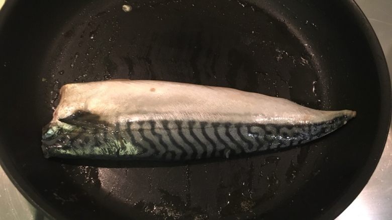 干煎鲭鱼,平底锅放些油烧热后，皮朝上的下锅干煎