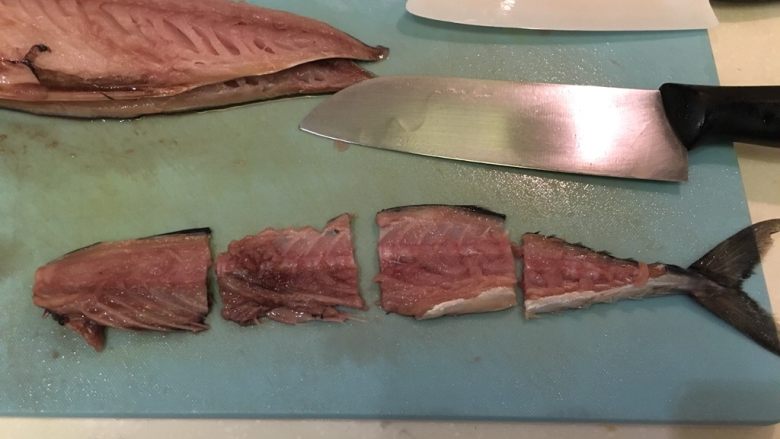 干煎鲭鱼,鱼骨切段，连同鱼头一起炖豆腐汤！