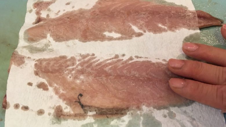 干煎鲭鱼,用厨房纸巾吸去多余的水分