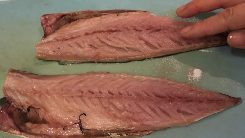 干煎鲭鱼,鱼肉的部分抹盐