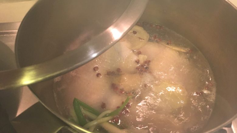葱油鸡,冷水煮起，水开后盖起来