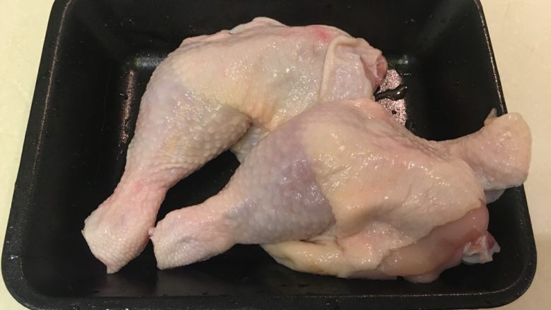 葱油鸡,鸡腿洗净