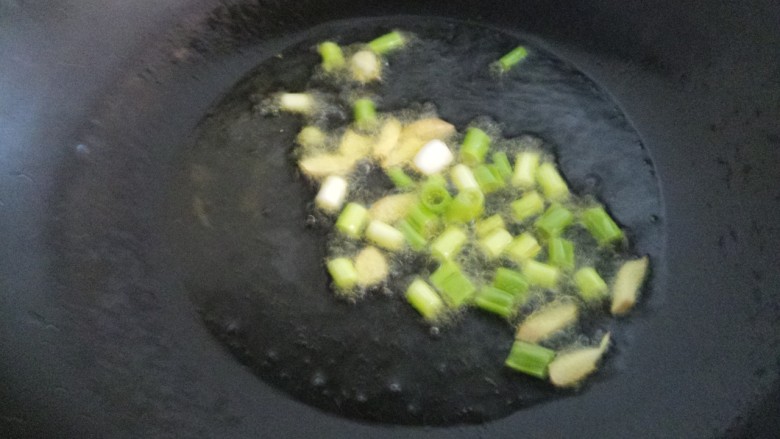 辣白菜炒土豆片,先把葱和姜放进去爆香。
