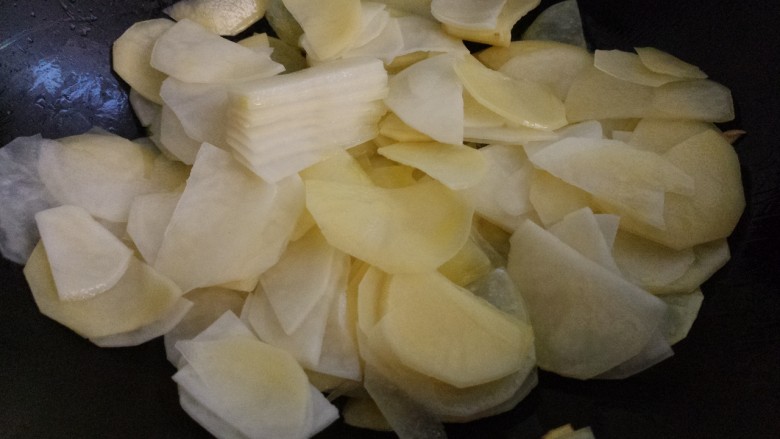 辣白菜炒土豆片,然后放入土豆片，开始炒。