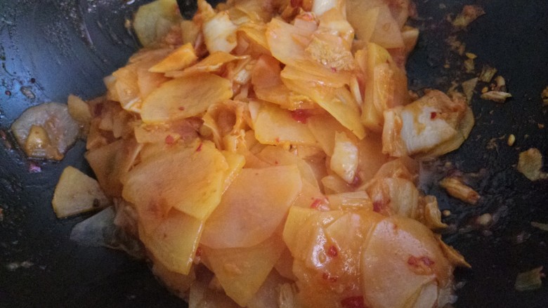 辣白菜炒土豆片,炒匀就可以出锅了。