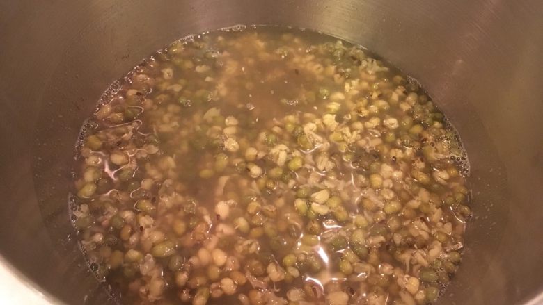 清凉一下绿豆汤,搅拌融化放凉再冰起来