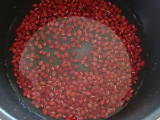 铜锣烧,红豆洗净，加入约2倍重量的水，高压锅压30分钟左右。如果家里没有高压锅，可以用煮锅慢慢煮大约2个小时。