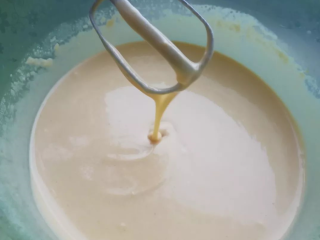 铜锣烧, 将鸡蛋、白糖、蜂蜜、面粉、玉米粉、牛奶、泡打粉混合轻轻搅拌成均匀的面糊。
