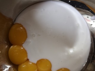 自制酸奶蛋糕,蛋黄中加入酸奶