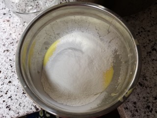 自制酸奶蛋糕,筛入低筋粉和玉米淀粉