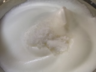 自制酸奶蛋糕,搅拌如图时加入剩余的白糖