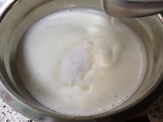 自制酸奶蛋糕,打至如图再加三分之一的白糖