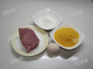 吉列猪扒,将猪里脊肉切成2指厚的肉片，鸡蛋打散成蛋液。