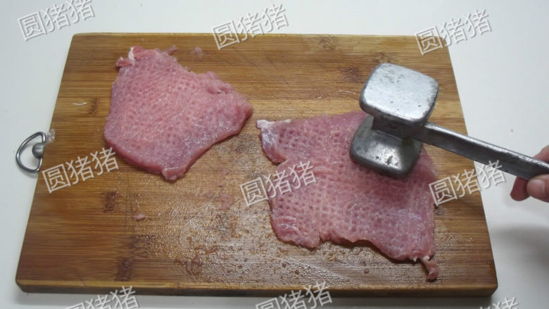 吉列猪扒,用肉锤或刀背将肉敲扁（约1指厚），敲大片。
