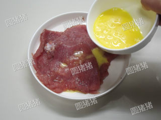 吉列猪扒,将肉用盐、胡椒粉、酒、玉米淀粉抹匀，再用2小匙的鸡蛋液抓匀腌制10分钟。