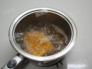 吉列猪扒,锅内热油至170度，中火放入肉片炸1分钟，再翻面炸1分钟。